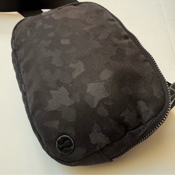 Lululemon Everywhere Belt Bag 1L Camo Jacquard Black OG Strap - Picture 4 of 6
